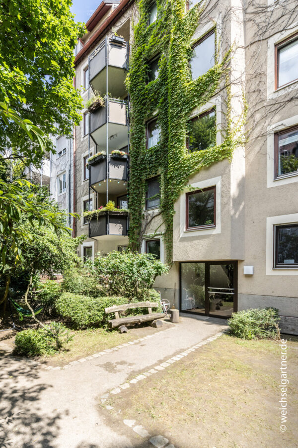 Wohnen am Isarhochufer: Vermietete Eigentumswohnung mit West-Balkon und TG-Einzelstellplatz - Rückwärtige Hausansicht