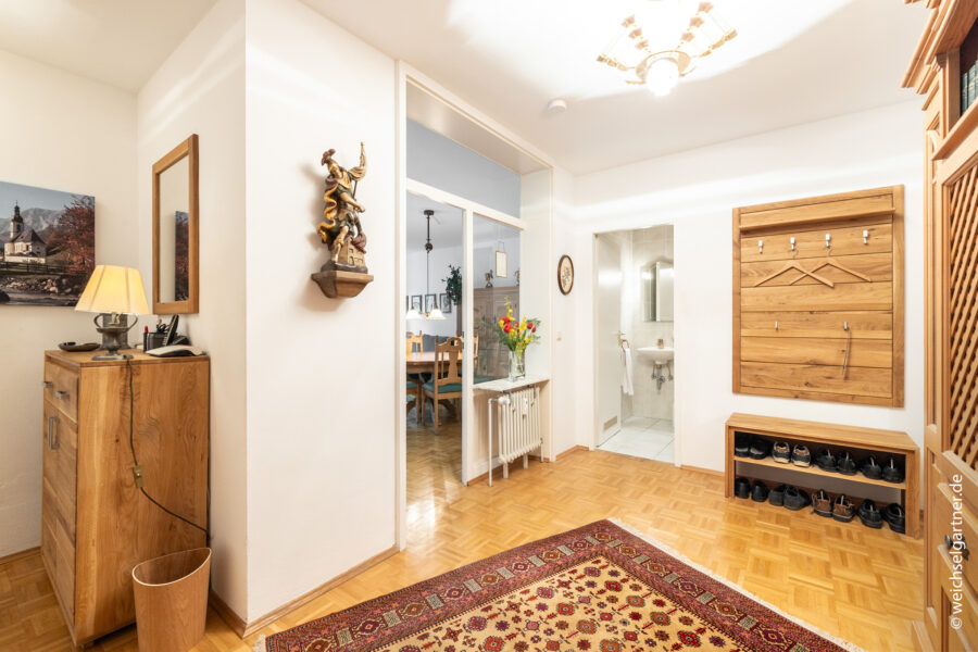 Wohnen am Isarhochufer: Vermietete Eigentumswohnung mit West-Balkon und TG-Einzelstellplatz - Großzügige Diele