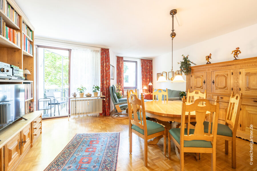 Wohnen am Isarhochufer: Vermietete Eigentumswohnung mit West-Balkon und TG-Einzelstellplatz - Gemütliches Wohnzimmer