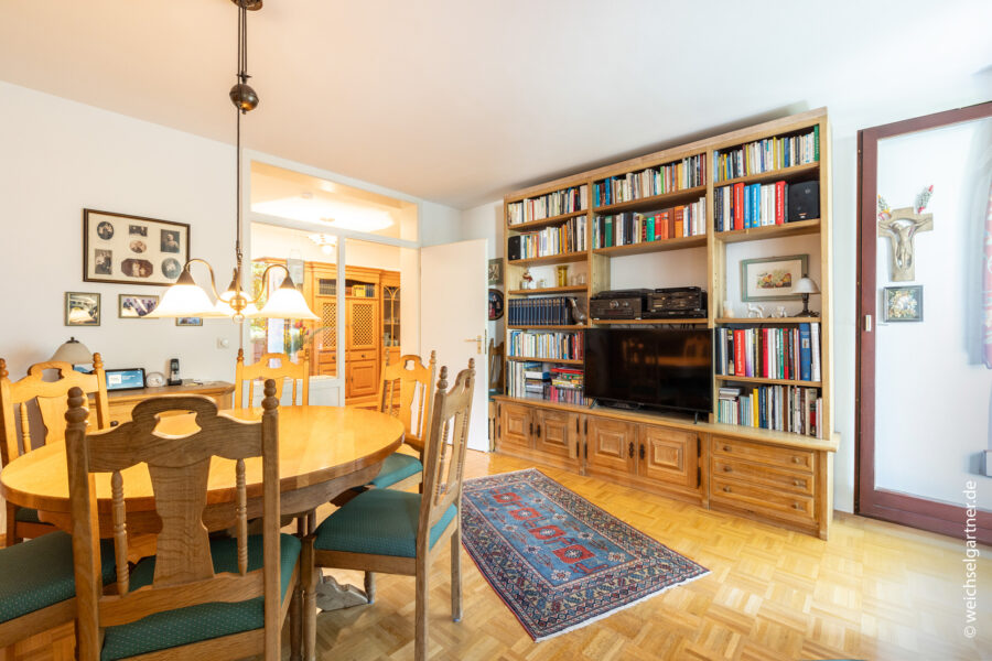 Wohnen am Isarhochufer: Vermietete Eigentumswohnung mit West-Balkon und TG-Einzelstellplatz - Weitere Wohnzimmeransicht