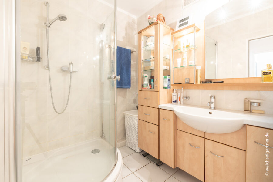 Wohnen am Isarhochufer: Vermietete Eigentumswohnung mit West-Balkon und TG-Einzelstellplatz - Badezimmer mit Dusche