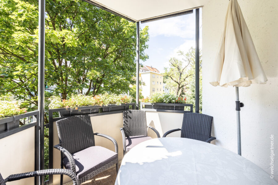 Wohnen am Isarhochufer: Vermietete Eigentumswohnung mit West-Balkon und TG-Einzelstellplatz - Herrlicher West-Balkon