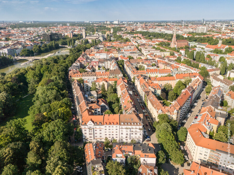 Wohnen am Isarhochufer: Vermietete Eigentumswohnung mit West-Balkon und TG-Einzelstellplatz - Wohnen in Isarnähe