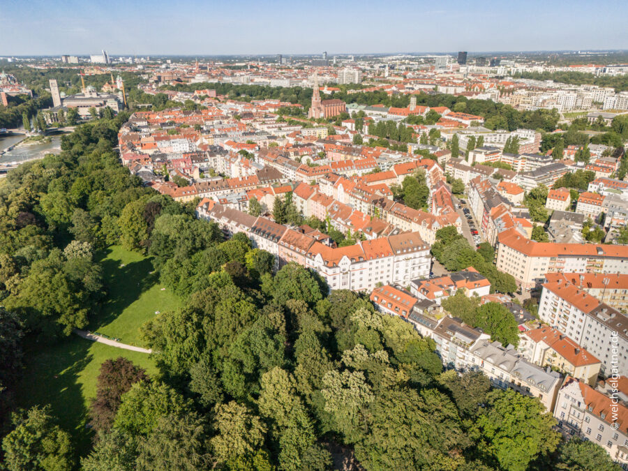 Wohnen am Isarhochufer: Vermietete Eigentumswohnung mit West-Balkon und TG-Einzelstellplatz - Luftaufnahme – Mariahilfkirche