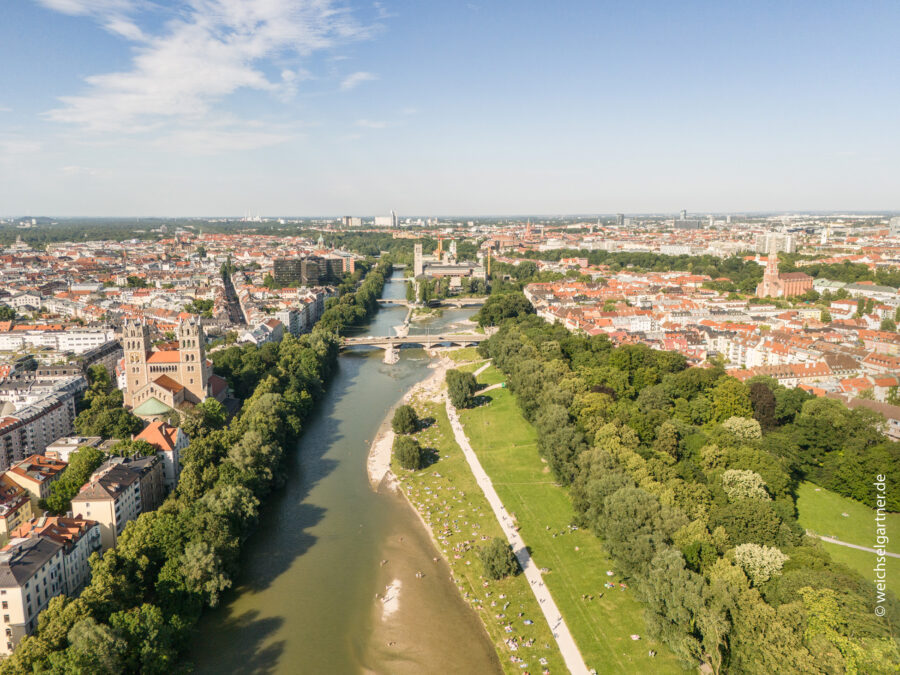 Wohnen am Isarhochufer: Vermietete Eigentumswohnung mit West-Balkon und TG-Einzelstellplatz - Luftaufnahme – Isar