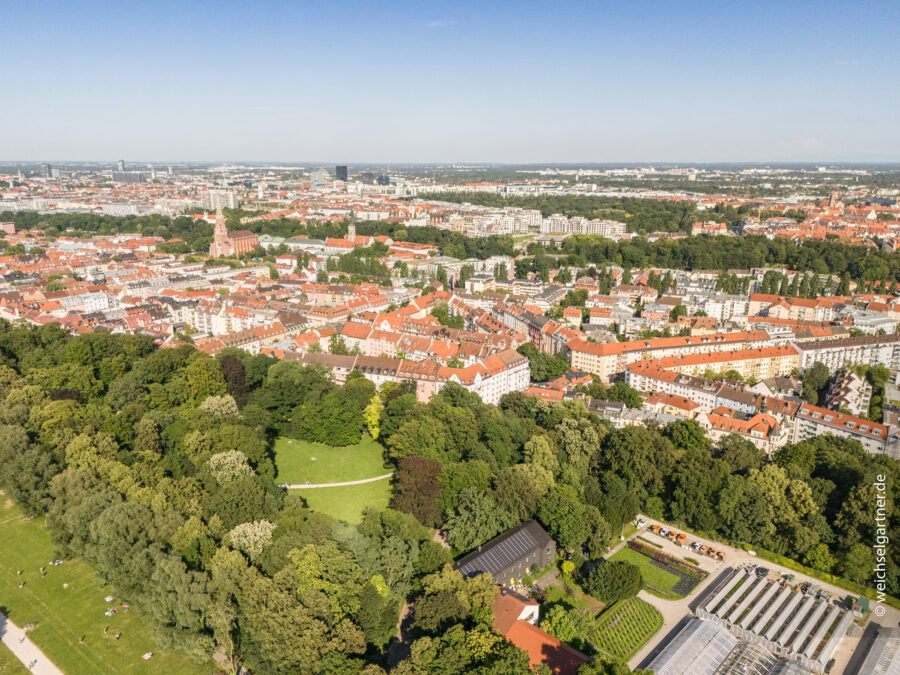 Wohnen am Isarhochufer: Vermietete Eigentumswohnung mit West-Balkon und TG-Einzelstellplatz - Luftaufnahme – Frühlingsanlage