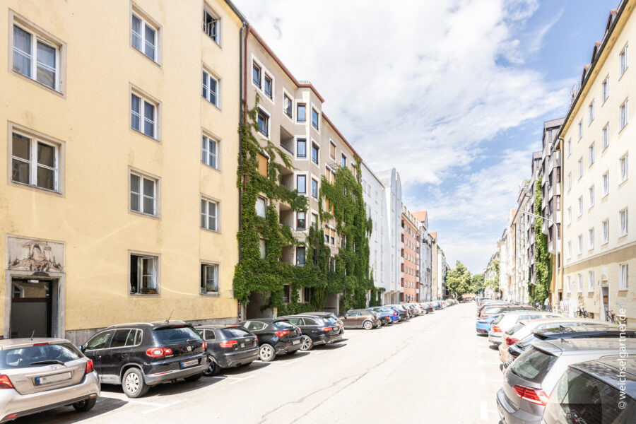 Wohnen am Isarhochufer: Vermietete Eigentumswohnung mit West-Balkon und TG-Einzelstellplatz - Blick auf das Wohnhaus