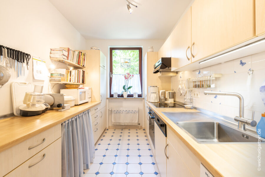 Wohnen am Isarhochufer: Vermietete Eigentumswohnung mit West-Balkon und TG-Einzelstellplatz - Blick in die Küche