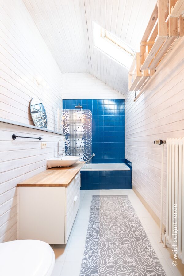 Bezugsfreies Split-Level Reihenhaus mit großem Garten und Einzelgarage - Tageslicht-Badezimmer im OG