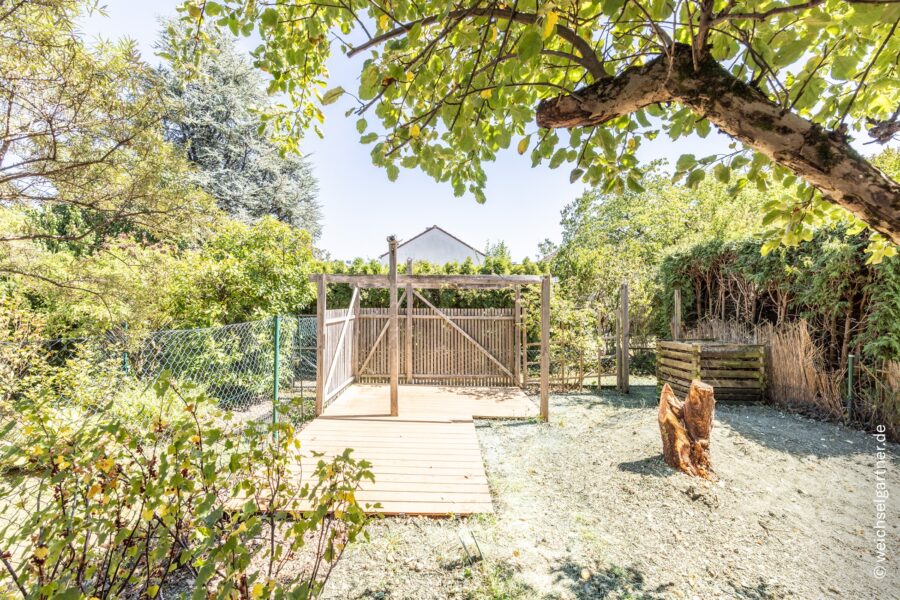 Bezugsfreies Split-Level Reihenhaus mit großem Garten und Einzelgarage - Hinterer Gartenbereich