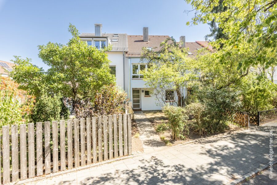 Bezugsfreies Split-Level Reihenhaus mit großem Garten und Einzelgarage - Bezugsfreies Reihenmittelhaus
