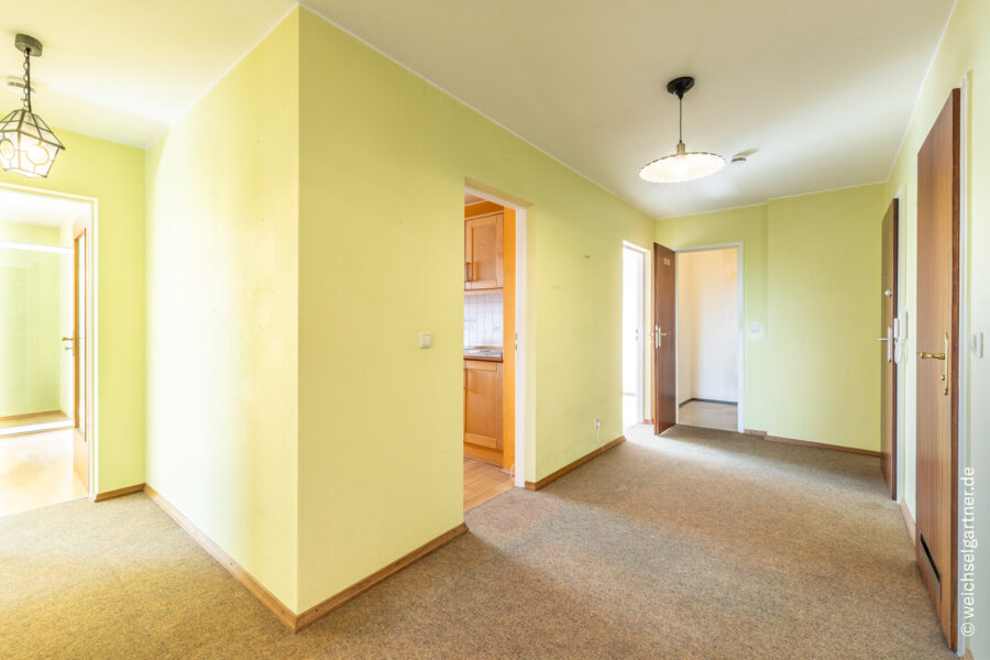 Sanierungsbedürftige 4-Zimmer-Dachgeschosswohnung mit Süd-Loggia - Geräumiger Flur