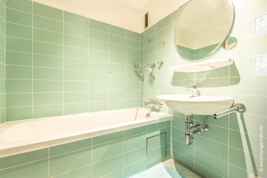 Sanierungsbedürftige 4-Zimmer-Dachgeschosswohnung mit Süd-Loggia - Badezimmer mit Wanne