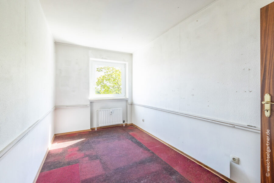 Sanierungsbedürftige 4-Zimmer-Dachgeschosswohnung mit Süd-Loggia - Kind 1