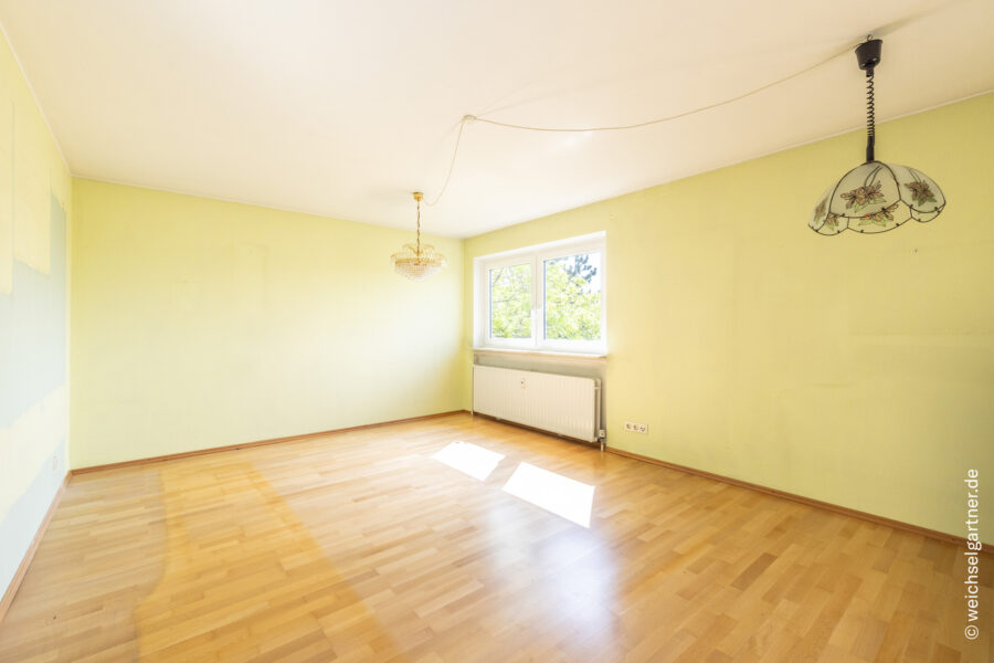 Sanierungsbedürftige 4-Zimmer-Dachgeschosswohnung mit Süd-Loggia - Wohnzimmer