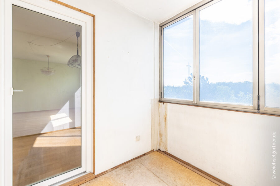 Sanierungsbedürftige 4-Zimmer-Dachgeschosswohnung mit Süd-Loggia - Loggia