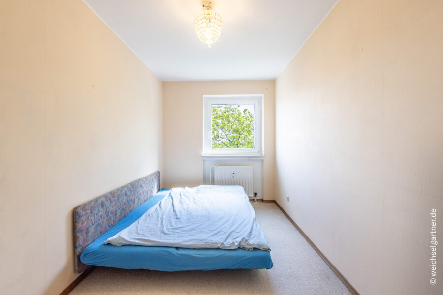 Sanierungsbedürftige 4-Zimmer-Dachgeschosswohnung mit Süd-Loggia - Kind 2