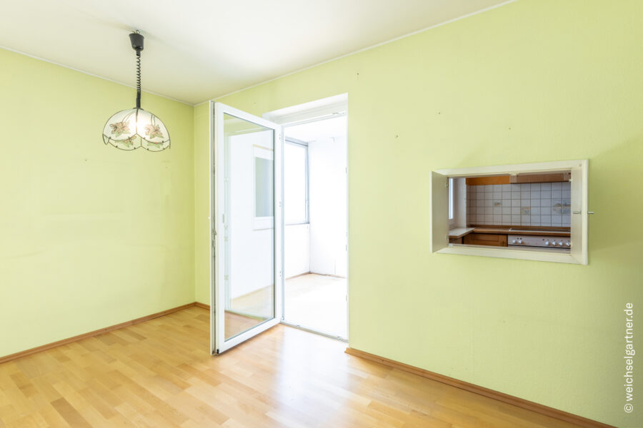 Sanierungsbedürftige 4-Zimmer-Dachgeschosswohnung mit Süd-Loggia - Wohnzimmer mit Loggia Zugang