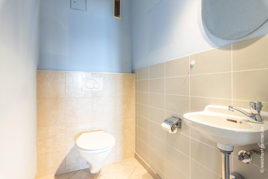 Sanierungsbedürftige 4-Zimmer-Dachgeschosswohnung mit Süd-Loggia - Separates WC