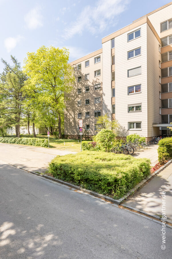 Sanierungsbedürftige 4-Zimmer-Dachgeschosswohnung mit Süd-Loggia - Eingangsseite des Wohnhauses