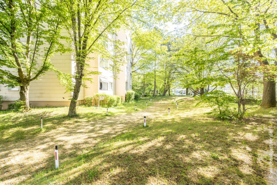Sanierungsbedürftige 4-Zimmer-Dachgeschosswohnung mit Süd-Loggia - Grüne Wohnlage