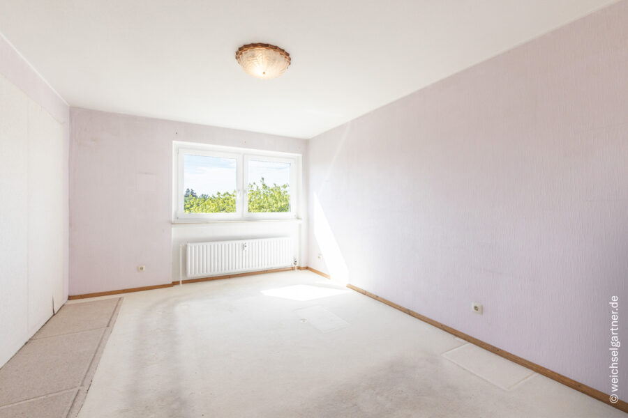 Sanierungsbedürftige 4-Zimmer-Dachgeschosswohnung mit Süd-Loggia - Schlafzimmer