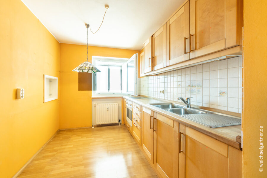 Sanierungsbedürftige 4-Zimmer-Dachgeschosswohnung mit Süd-Loggia - Großzügige Küche