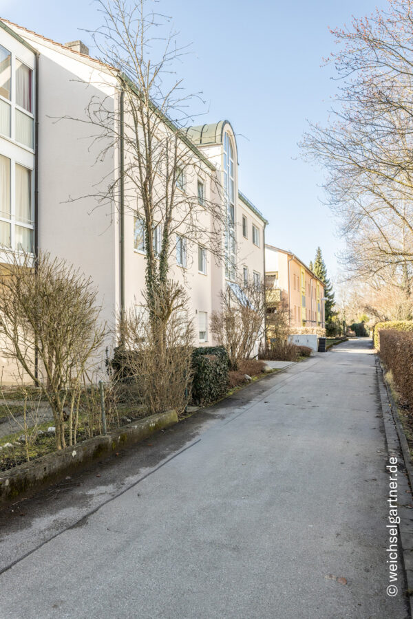 Bezugsfrei ab Sommer 2026: Optimal geschnittene Eigentumswohnung mit Süd-Balkon und TG-Stellplatz - Zuweg zum Haus