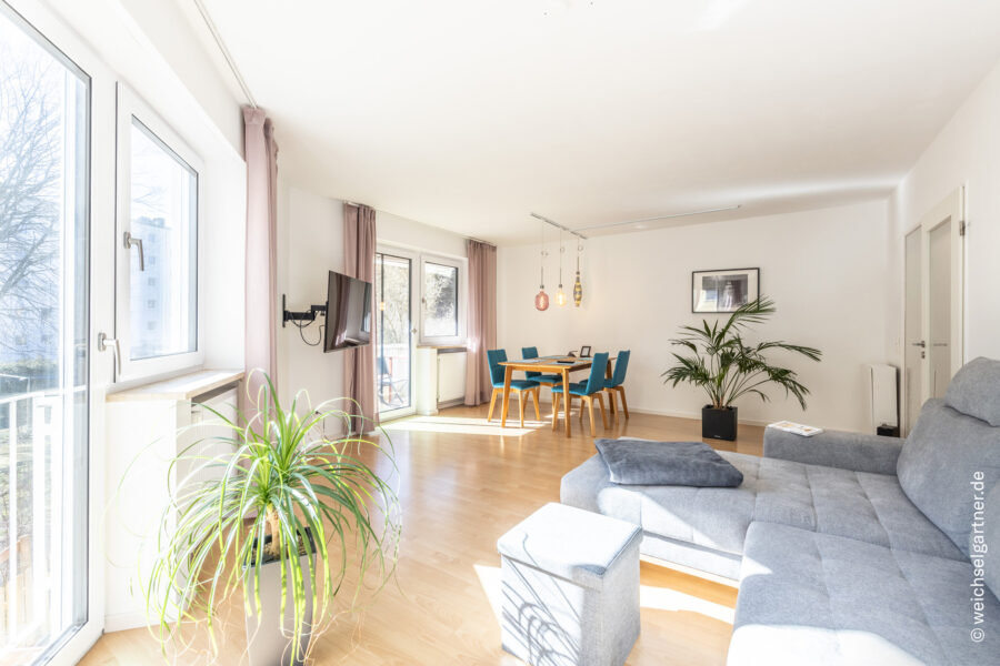 Bezugsfrei ab Sommer 2026: Optimal geschnittene Eigentumswohnung mit Süd-Balkon und TG-Stellplatz - Helles Wohnzimmer