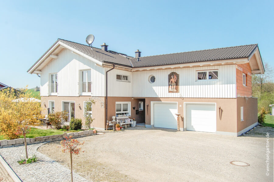 Großes und vielseitig nutzbares Wohnhaus mit herrlichem Garten - Hausansicht - Süden