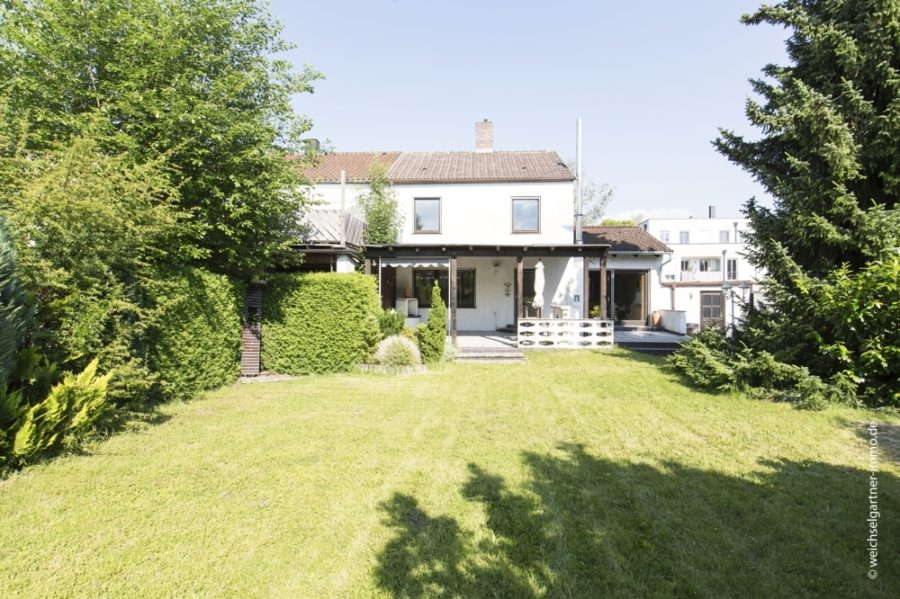 Interessante Doppelhaushälfte mit viel Potential auf herrlichem West-Grundstück - Hausansicht