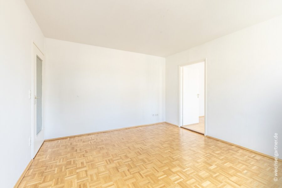 Bezugsfreie 2-Zimmer-Wohnung mit top Infrastruktur – auch als Kapitalanlage - Helles Wohnzimmer