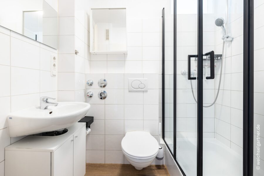 Bezugsfreie 2-Zimmer-Wohnung mit top Infrastruktur – auch als Kapitalanlage - Bad mit Waschmaschine
