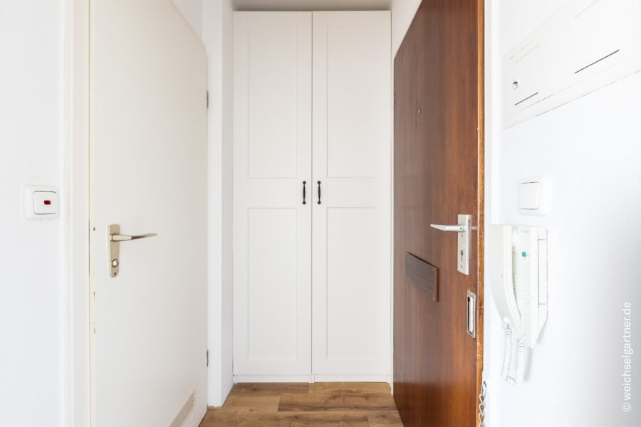 Bezugsfreie 2-Zimmer-Wohnung mit top Infrastruktur – auch als Kapitalanlage - Flur mit prakt. Einbauschrank