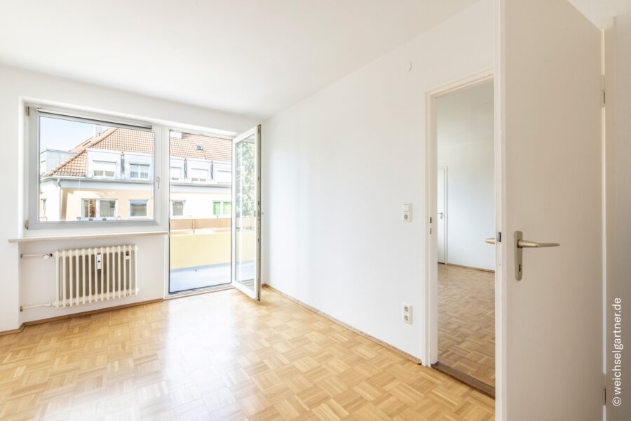 Bezugsfreie 2-Zimmer-Wohnung mit top Infrastruktur – auch als Kapitalanlage - Schlafzimmer mit Balkonzugang