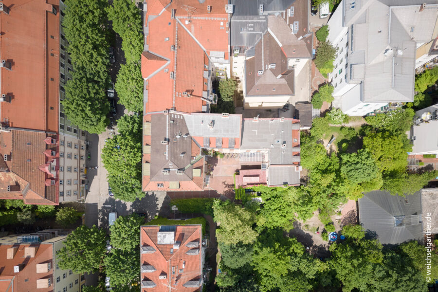 Vermietete 3-Zimmerwohnung mit Wohnküche und kleinem Balkon im Denkmal-Altbau von 1899 - Luftbildaufnahme