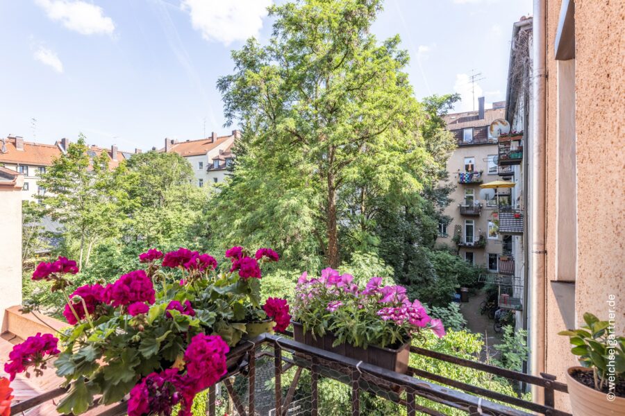 Vermietete 3-Zimmerwohnung mit Wohnküche und kleinem Balkon im Denkmal-Altbau von 1899 - Blick vom Balkon