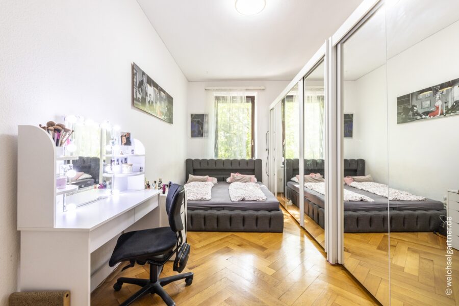 Vermietete 3-Zimmerwohnung mit Wohnküche und kleinem Balkon im Denkmal-Altbau von 1899 - Schlaf- oder Kinderzimmer