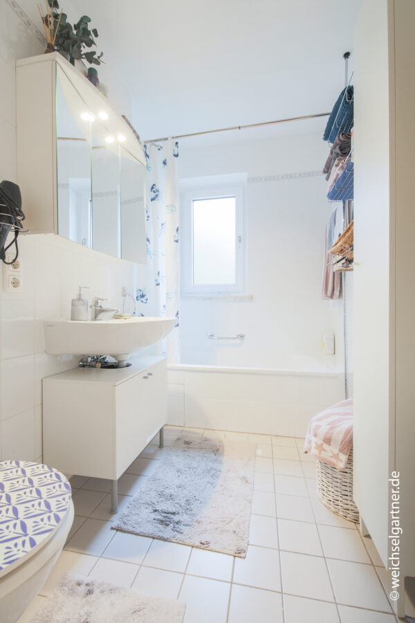 Vermietete Terrassenwohnung in ruhigem Wohnumfeld - Tageslicht-Badezimmer