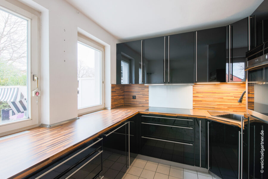 Bezugsfreie Gartenwohnung in guter Lage - Einbauküche mit Gartenblick