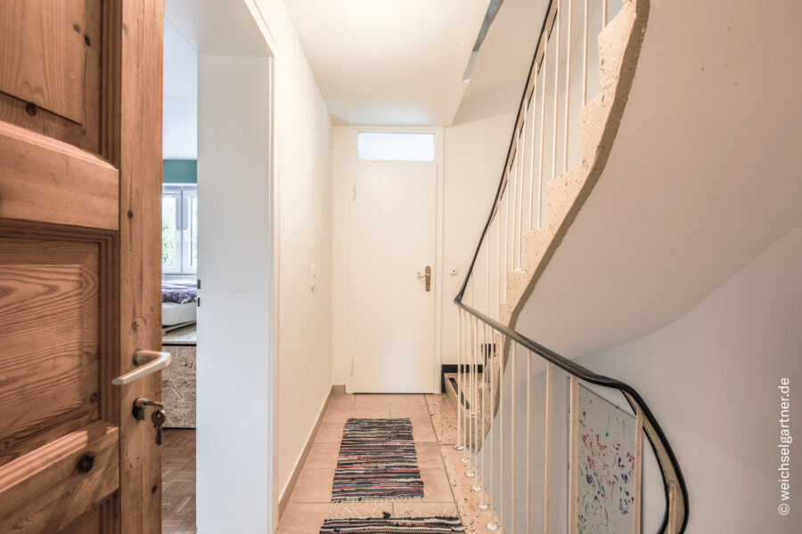 Großzügiges 7-Zimmer-Reihenmittelhaus mit weiterem Ausbaupotenzial und Einzelgarage - Diele im 1. Obergeschoss