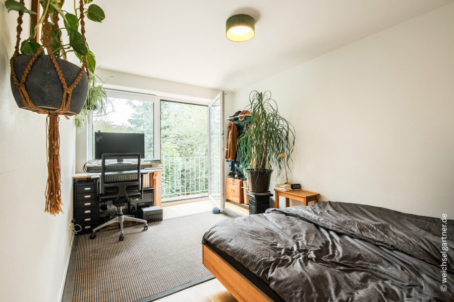 Großzügiges 7-Zimmer-Reihenmittelhaus mit weiterem Ausbaupotenzial und Einzelgarage - Zimmer mit Balkon im 2. OG