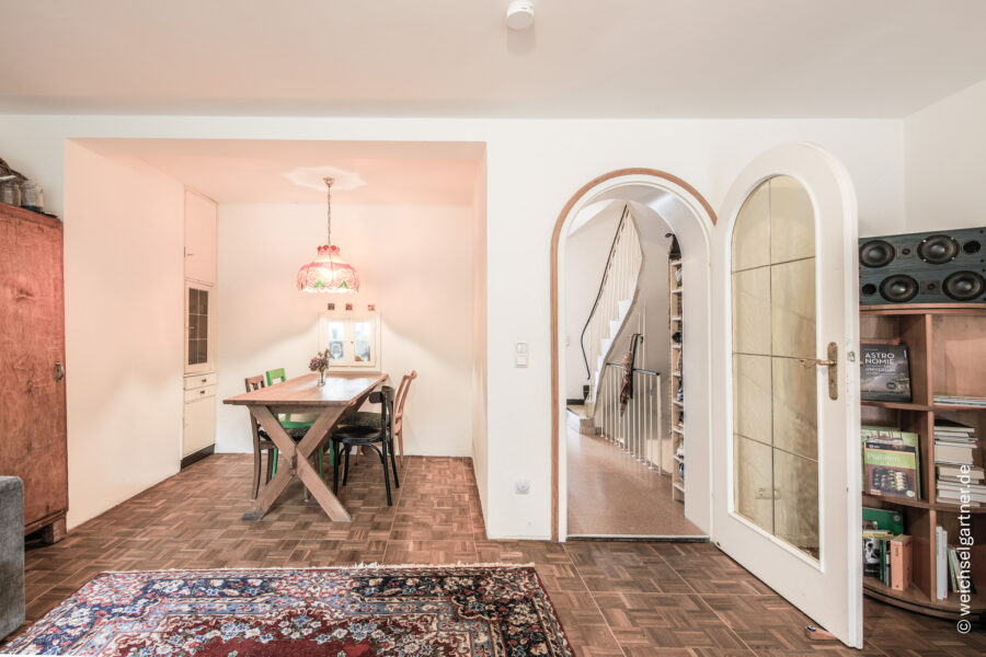 Großzügiges 7-Zimmer-Reihenmittelhaus mit weiterem Ausbaupotenzial und Einzelgarage - Essbereich im Wohnzimmer