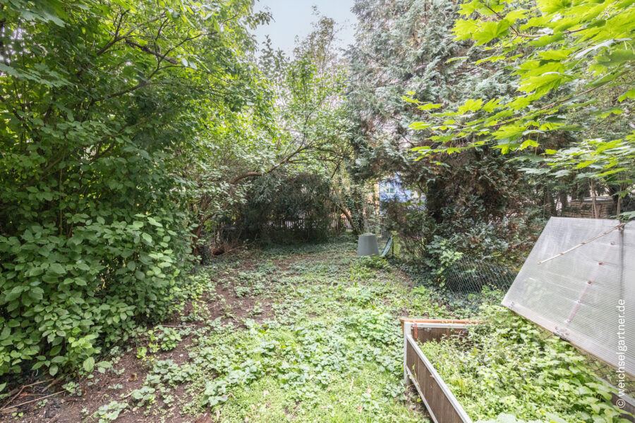 Großzügiges 7-Zimmer-Reihenmittelhaus mit weiterem Ausbaupotenzial und Einzelgarage - Gartenansicht