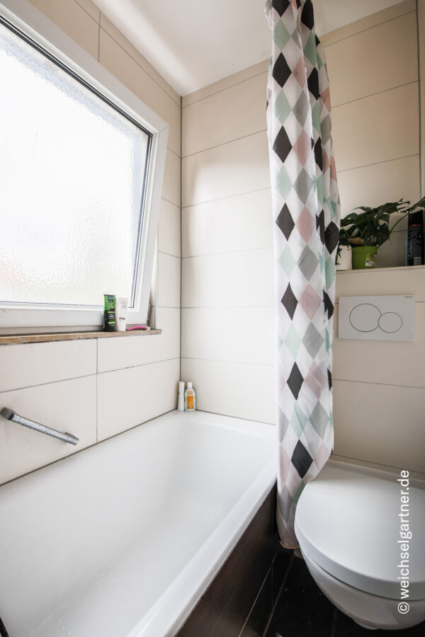 Großzügiges 7-Zimmer-Reihenmittelhaus mit weiterem Ausbaupotenzial und Einzelgarage - Weitere Badansicht im 1. OG