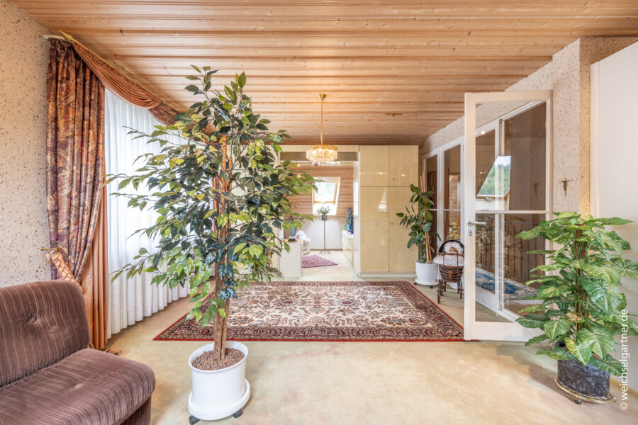 Schöne Doppelhaushälfte mit wunderbarem Südgarten - Blick in das Dachstudio