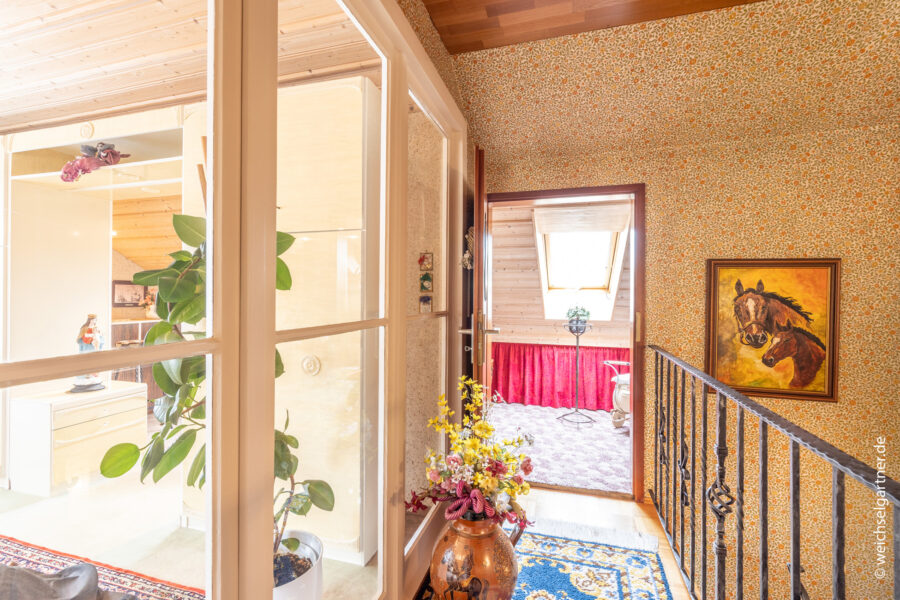 Schöne Doppelhaushälfte mit wunderbarem Südgarten - Treppenhaus und kleiner Raum