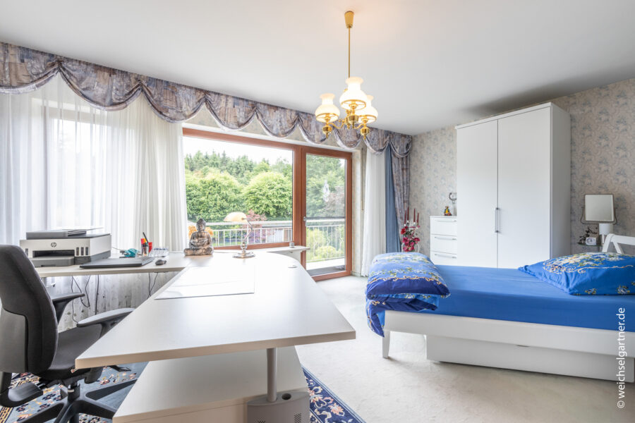 Schöne Doppelhaushälfte mit wunderbarem Südgarten - Schlafzimmer mit Südbalkon