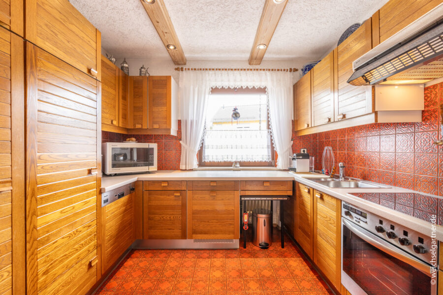 Schöne Doppelhaushälfte mit wunderbarem Südgarten - Küche mit Einbauküche