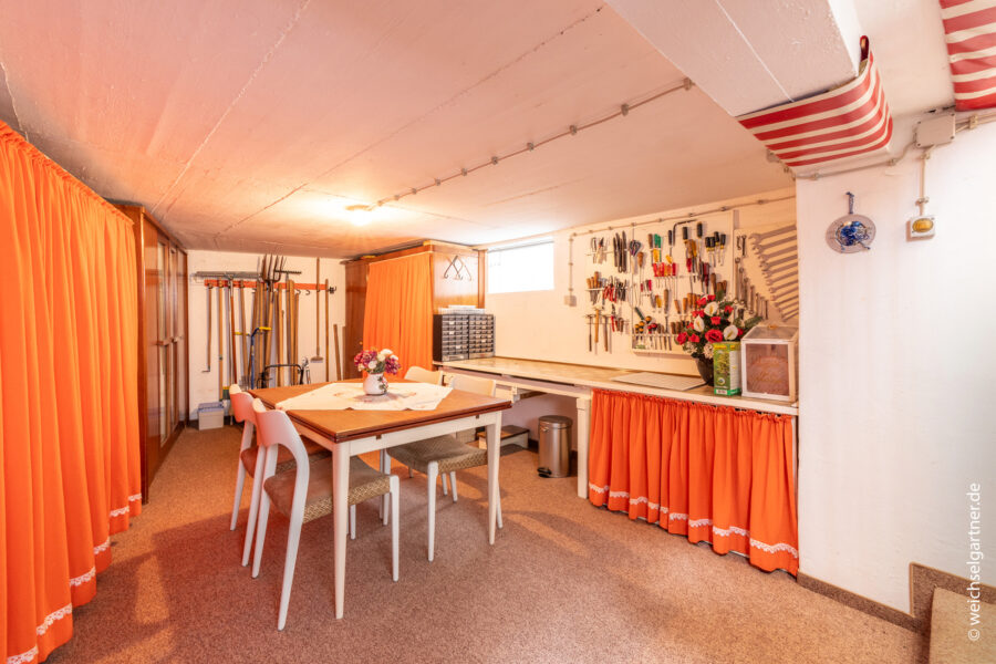 Schöne Doppelhaushälfte mit wunderbarem Südgarten - Unterkellerte Garage